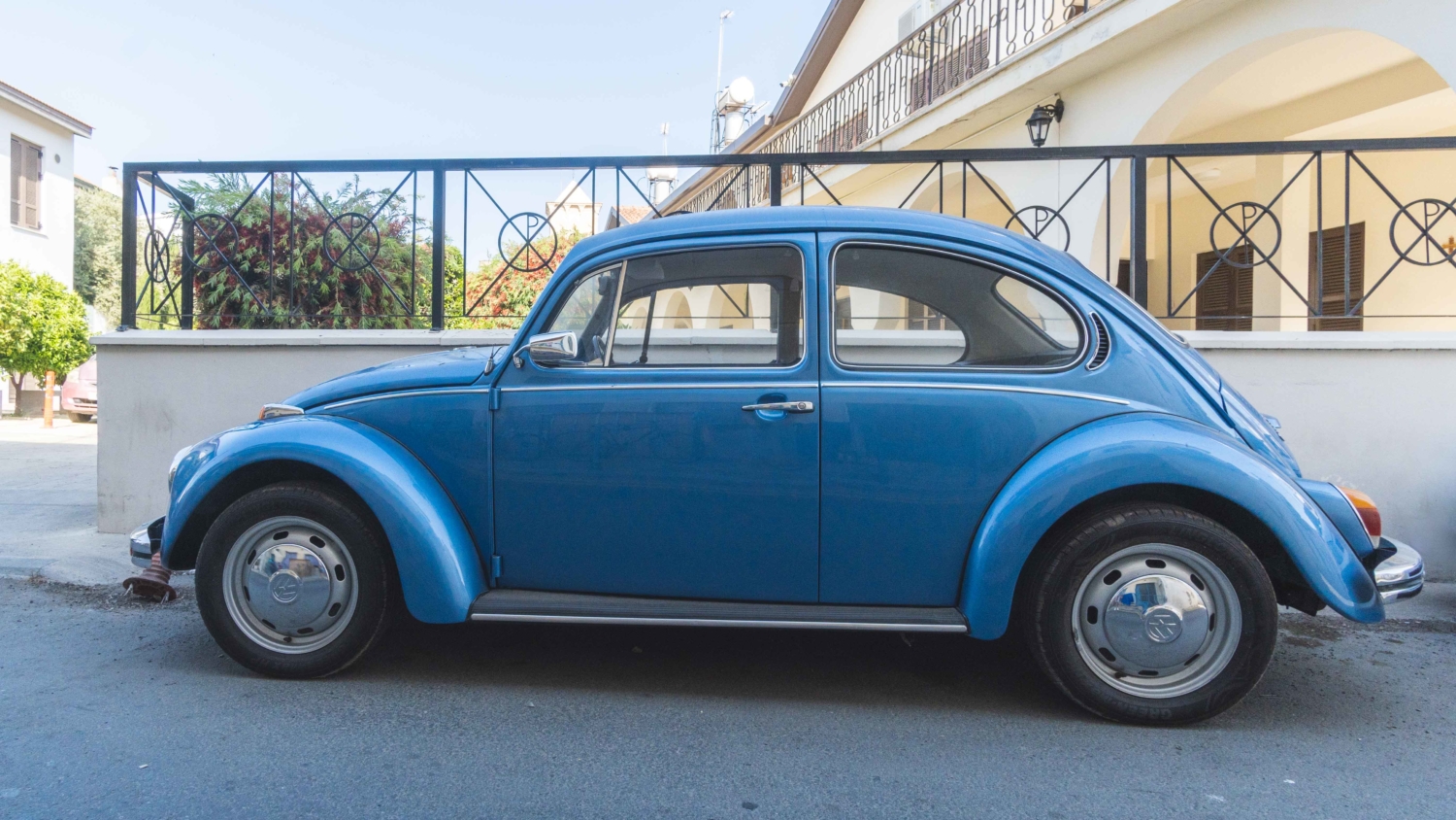 Volkswagen beetle blue side